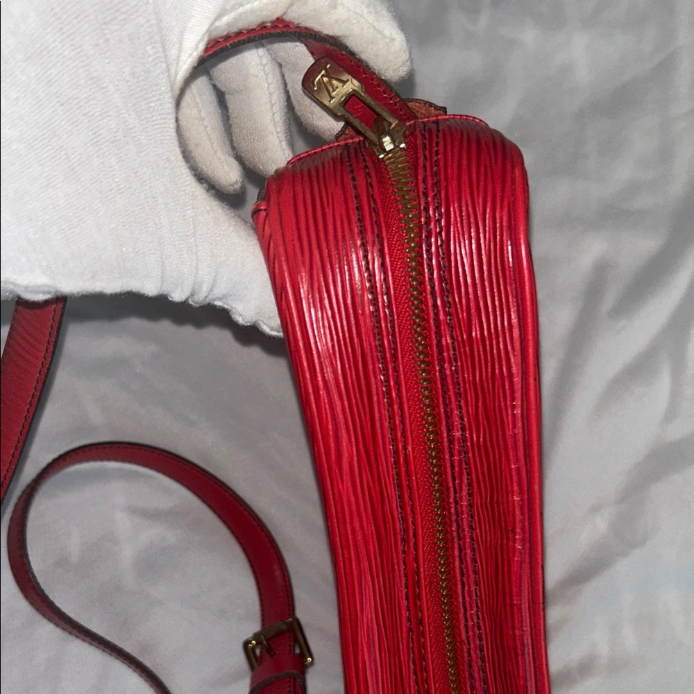 AUTHENTIC Vintage Louis Vuitton Epi Jeune Fille MM Crossbody Bag Red V.I.0960 - Picture 5 of 8